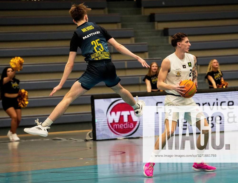 Jegor Cymbal von den ETB Miners im Spiel gegen Luca Mevius von den Baskets Juniors TSG Westerstede am 24.01. 2026. Das Spiel endete X:X in der Sporthalle Am Hallo, Ernestinenstraße 57. Michael Gohl FUNKE Foto Services Deutschland Nordrhein-Westfalen Essen
