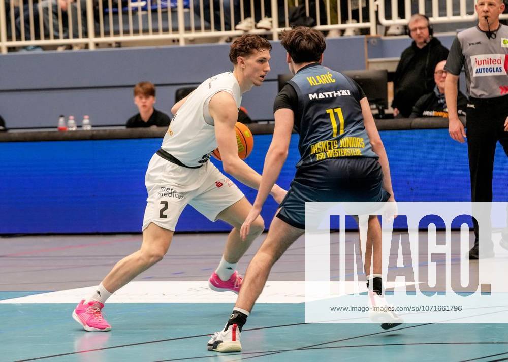 Jegor Cymbal von den ETB Miners im Spiel gegen Djordje Klaric von den Baskets Juniors TSG Westerstede am 24.01. 2026. Das Spiel endete X:X in der Sporthalle Am Hallo, Ernestinenstraße 57. Michael Gohl FUNKE Foto Services Deutschland Nordrhein-Westfalen Essen