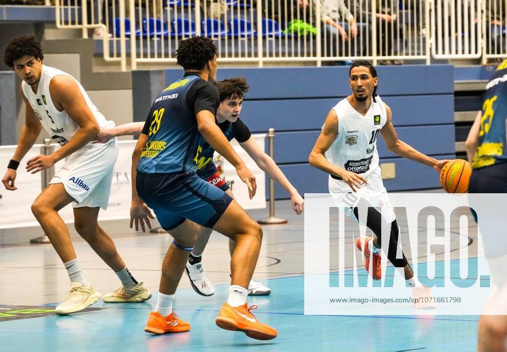 Mychael Paulo von den ETB Miners im Spiel gegen Colin Schroeder von den Baskets Juniors TSG Westerstede am 24.01. 2026. Das Spiel endete X:X in der Sporthalle Am Hallo, Ernestinenstraße 57. Michael Gohl FUNKE Foto Services Deutschland Nordrhein-Westfalen Essen