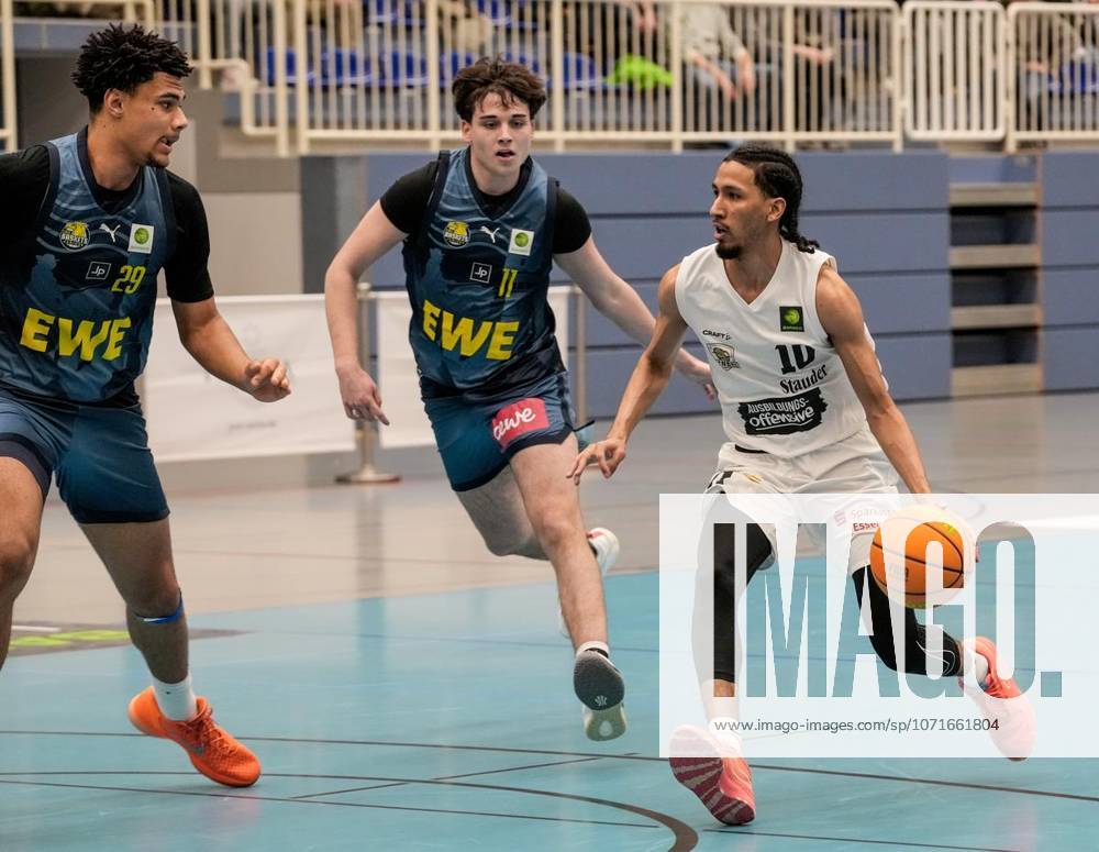 Mychael Paulo von den ETB Miners im Spiel gegen Djordje Klaric und Colin Schroeder von den Baskets Juniors TSG Westerstede am 24.01. 2026. Das Spiel endete X:X in der Sporthalle Am Hallo, Ernestinenstraße 57. Michael Gohl FUNKE Foto Services Deutschland Nordrhein-Westfalen Essen