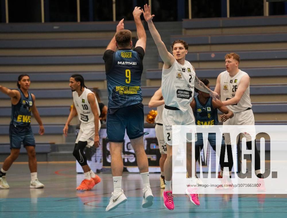 Jegor Cymbal von den ETB Miners im Spiel gegen Alan Boger von den Baskets Juniors TSG Westerstede am 24.01. 2026. Das Spiel endete X:X in der Sporthalle Am Hallo, Ernestinenstraße 57. Michael Gohl FUNKE Foto Services Deutschland Nordrhein-Westfalen Essen