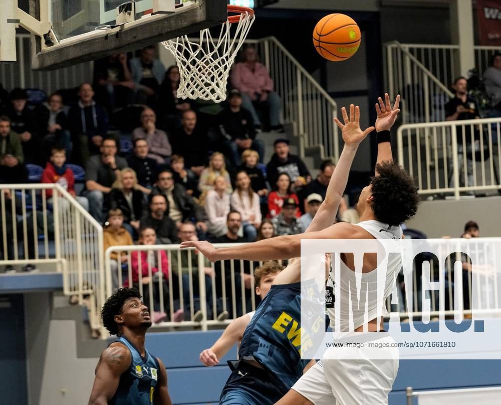 Benjamin Uzoma von den ETB Miners im Spiel gegen Finn Stuehlmeyer von den Baskets Juniors TSG Westerstede am 24.01. 2026. Das Spiel endete X:X in der Sporthalle Am Hallo, Ernestinenstraße 57. Michael Gohl FUNKE Foto Services Deutschland Nordrhein-Westfalen Essen