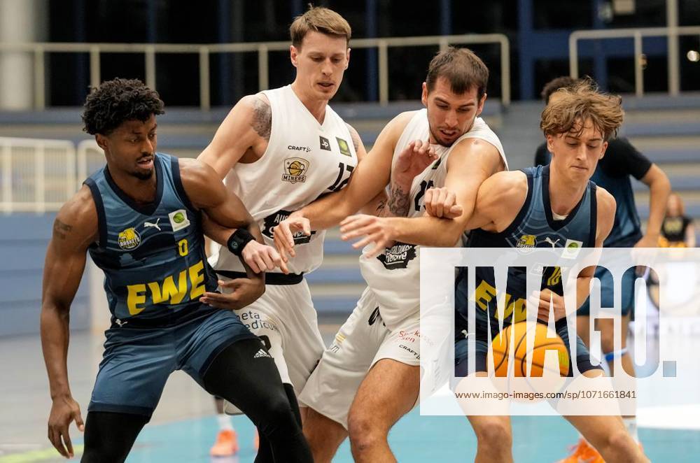 Niclas Jonathan Sperber und Leon Kalinic von den ETB Miners im Spiel gegen Jon ll Larenz Fugett und Johann Helwig von den Baskets Juniors TSG Westerstede am 24.01. 2026. Das Spiel endete X:X in der Sporthalle Am Hallo, Ernestinenstraße 57. Michael Gohl FUNKE Foto Services Deutschland Nordrhein-Westfalen Essen
