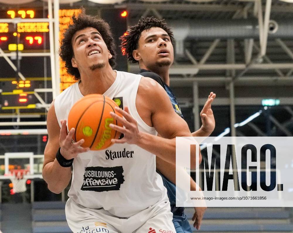 Benjamin Uzoma von den ETB Miners im Spiel gegen Colin Schroeder von den Baskets Juniors TSG Westerstede am 24.01. 2026. Das Spiel endete X:X in der Sporthalle Am Hallo, Ernestinenstraße 57. Michael Gohl FUNKE Foto Services Deutschland Nordrhein-Westfalen Essen