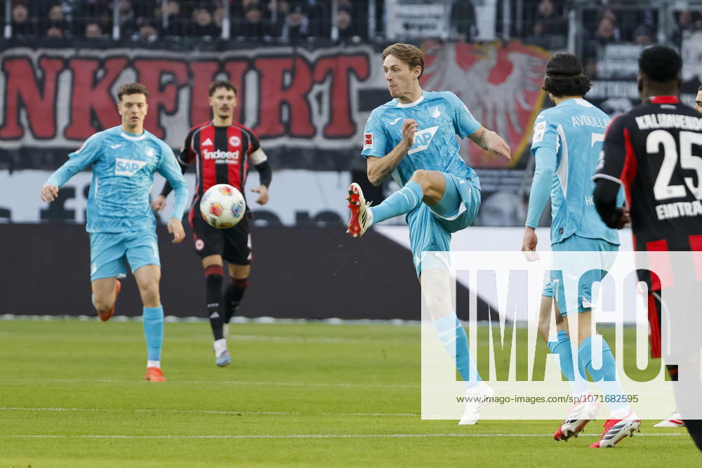 Wouter Burger (TSG Hoffenheim, 18) am Ball , Deutschland, Fussball, 1. Bundesliga, 19.Spieltag, 2025 2026, Eintracht Frankfurt vs. TSG 1899 Hoffenheim, 24.01.2026, Frankfurt am Main Deutsche-Bank-Park Deutschland