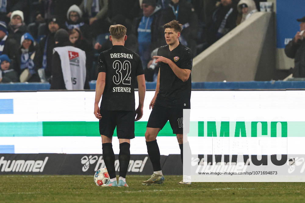 Alexander Rossipal (SG Dynamo Dresden,19) und Jonas Sterner (SG Dynamo Dresden,32) - 2. Fußball Bundesliga Saison 2025-2026 Punktspiel 1. FC Magdeburg vs. SG Dynamo Dresden in der Avnet Arena in Magdeburg - Aktion,Fußball,Mann,Männer,Deutschland