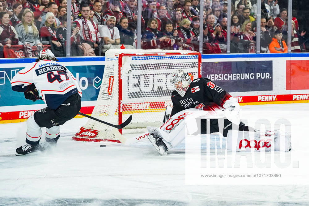 Eishockey Penny-DEL 43. Spieltag Kölner Haie - Nürnberg Ice Tigers am 25.01.2026 in der Lanxess Arena in Köln Owen Headrick ( Nürnberg ), links - scheitert an Janne Juvonen ( Köln ), rechts Gemäß den Vorgaben der DEL Deutsche Eishockey Liga ist die Publikation und Weiterverwertung der Aufnahmen in elektronischen Medien und Endgeräten aller Art während des laufenden Spiels nicht zulässig.