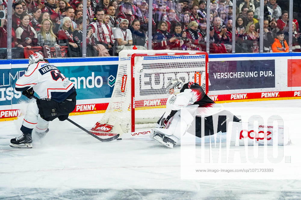 Eishockey Penny-DEL 43. Spieltag Kölner Haie - Nürnberg Ice Tigers am 25.01.2026 in der Lanxess Arena in Köln Owen Headrick ( Nürnberg ), links - scheitert an Janne Juvonen ( Köln ), rechts Gemäß den Vorgaben der DEL Deutsche Eishockey Liga ist die Publikation und Weiterverwertung der Aufnahmen in elektronischen Medien und Endgeräten aller Art während des laufenden Spiels nicht zulässig.