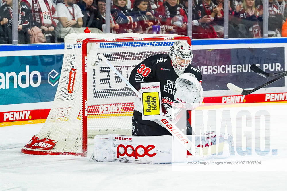 Eishockey Penny-DEL 43. Spieltag Kölner Haie - Nürnberg Ice Tigers am 25.01.2026 in der Lanxess Arena in Köln Janne Juvonen ( Köln ) - fängt die Scheibe mit dem Fanghandschuh Gemäß den Vorgaben der DEL Deutsche Eishockey Liga ist die Publikation und Weiterverwertung der Aufnahmen in elektronischen Medien und Endgeräten aller Art während des laufenden Spiels nicht zulässig.