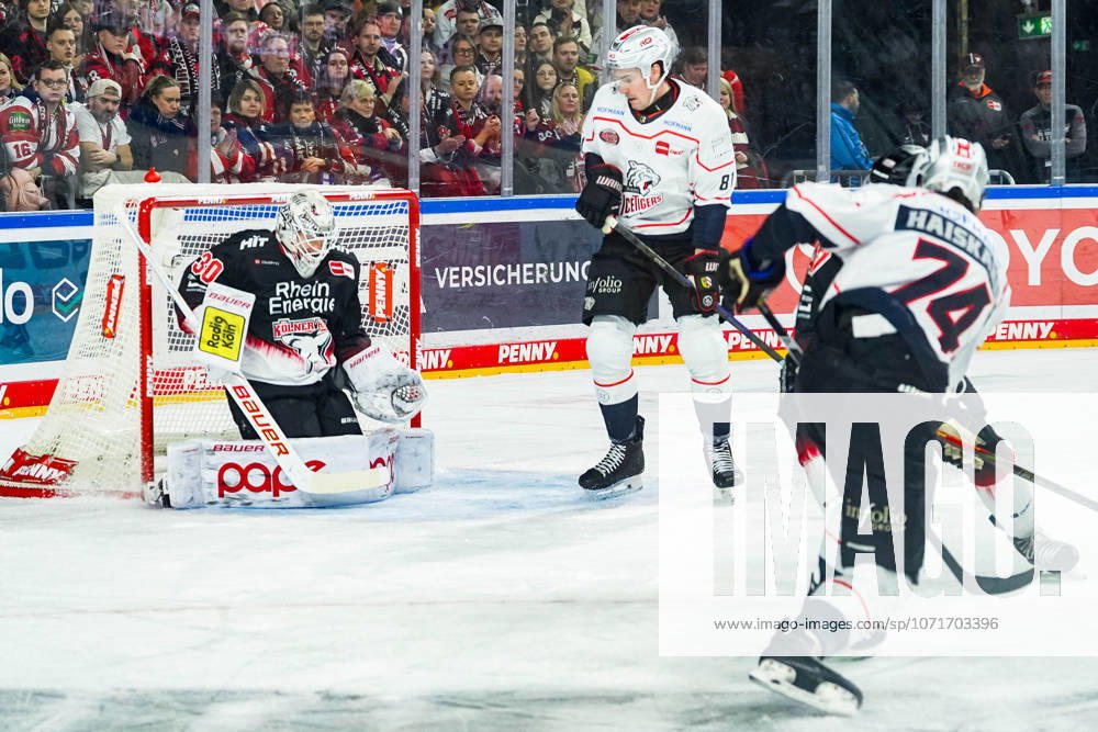 Eishockey Penny-DEL 43. Spieltag Kölner Haie - Nürnberg Ice Tigers am 25.01.2026 in der Lanxess Arena in Köln Cody Haiskanen ( Nürnberg ) , rechts aussen - erzielt den Treffer zum 1:1 Gemäß den Vorgaben der DEL Deutsche Eishockey Liga ist die Publikation und Weiterverwertung der Aufnahmen in elektronischen Medien und Endgeräten aller Art während des laufenden Spiels nicht zulässig.