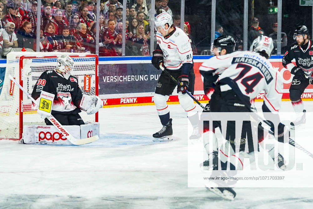 Eishockey Penny-DEL 43. Spieltag Kölner Haie - Nürnberg Ice Tigers am 25.01.2026 in der Lanxess Arena in Köln Cody Haiskanen ( Nürnberg ) , rechts aussen - erzielt den Treffer zum 1:1 Gemäß den Vorgaben der DEL Deutsche Eishockey Liga ist die Publikation und Weiterverwertung der Aufnahmen in elektronischen Medien und Endgeräten aller Art während des laufenden Spiels nicht zulässig.