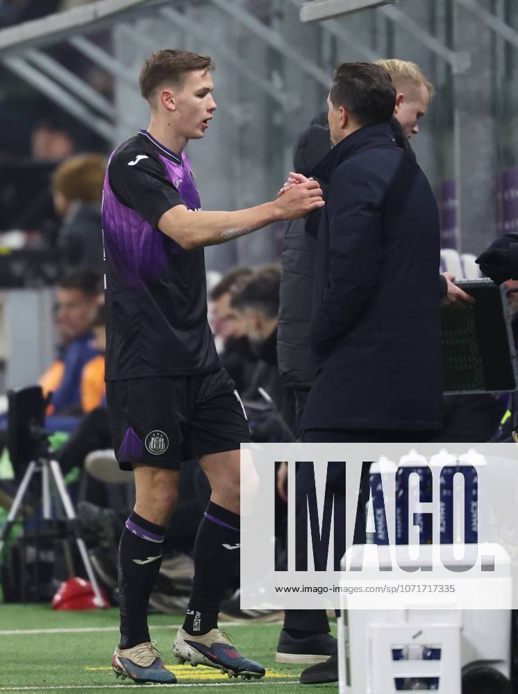 Anderlecht s Danylo Sikan and Anderlecht s head coach Besnik Hasi pictured during a soccer match between RSC Anderlecht and FCV Dender EH, Sunday 25 January 2026 in Brussels, on day 22 of the 2025-2026 Jupiler Pro League first division of the Belgian championship. VIRGINIExLEFOUR x158539923x