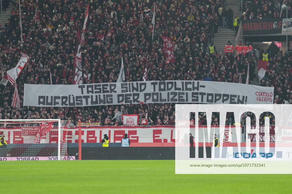Spruchband der Fans und Ultras auf der Tribüne, Banner, Taser, Aufrüstung der Polizei , Deutschland, Fussball, 1. Bundesliga, 19.Spieltag, 2025 2026, SC Freiburg vs. 1. FC Köln, 25.01.2026, Europa-Park Stadion, Freiburg, Deutschland DFL REGULATIONS PROHIBIT ANY USE OF PHOTOGRAPHS AS IMAGE SEQUENCES AND OR QUASI-VIDEO. Freiburg Europa-Park Stadion Baden-Württemberg Deutschland
