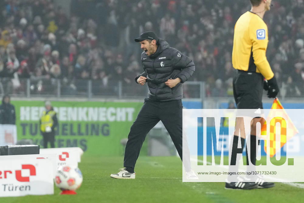 Julian Schuster (SC Freiburg, Trainer) Jubel, Emotionen nach Abpfiff , Deutschland, Fussball, 1. Bundesliga, 19.Spieltag, 2025 2026, SC Freiburg vs. 1. FC Köln, 25.01.2026, Europa-Park Stadion, Freiburg, Deutschland DFL REGULATIONS PROHIBIT ANY USE OF PHOTOGRAPHS AS IMAGE SEQUENCES AND OR QUASI-VIDEO. Freiburg Europa-Park Stadion Baden-Württemberg Deutschland