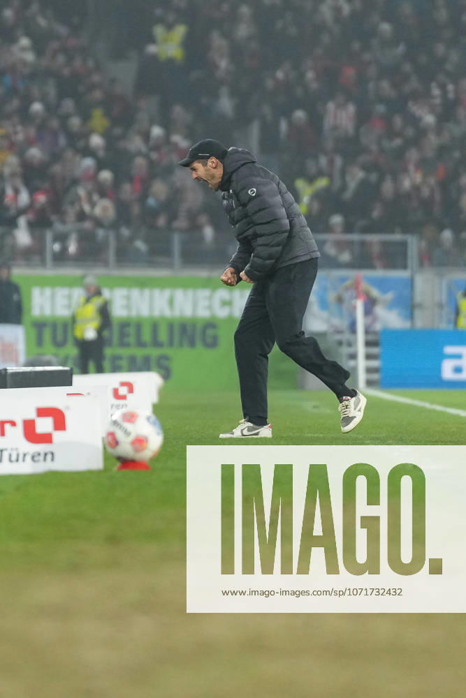 Julian Schuster (SC Freiburg, Trainer) Jubel, Emotionen nach Abpfiff , Deutschland, Fussball, 1. Bundesliga, 19.Spieltag, 2025 2026, SC Freiburg vs. 1. FC Köln, 25.01.2026, Europa-Park Stadion, Freiburg, Deutschland DFL REGULATIONS PROHIBIT ANY USE OF PHOTOGRAPHS AS IMAGE SEQUENCES AND OR QUASI-VIDEO. Freiburg Europa-Park Stadion Baden-Württemberg Deutschland