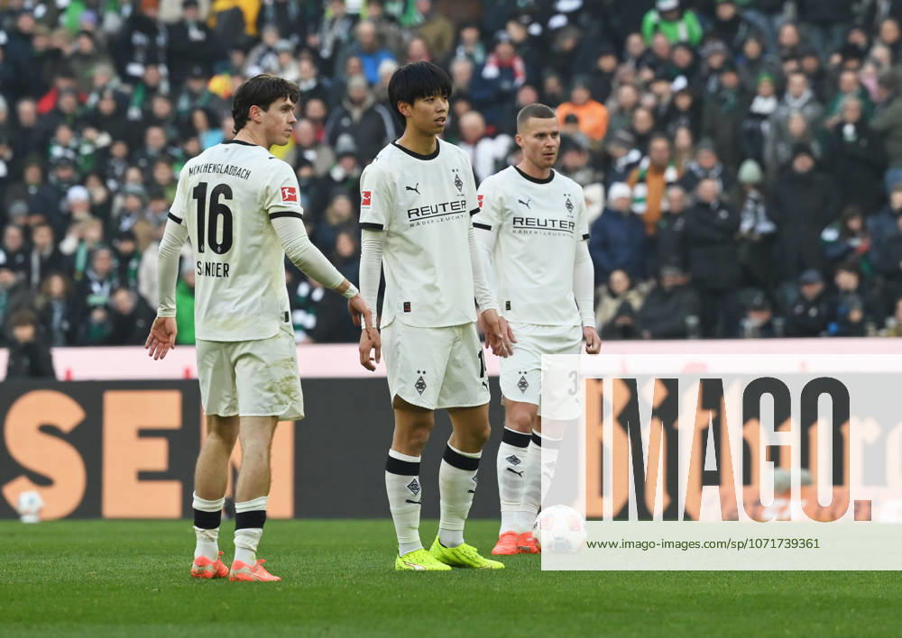Philipp Sander (Borussia Moenchengladbach), Kota Takai (Borussia Moenchengladbach), Nico Elvedi (Borussia Moenchengladbach), v.li. 25.01.2026, Fussball 1. Bundesliga, Saison 2025 2026, 19. Spieltag, Borussia Mönchengladbach - VfB Stuttgart 0:3 DFL regulations prohibit any use of photographs as image sequences and or quasi-video Moenchengladbach Borussia Park Nordrhein Westfalen Deutschland