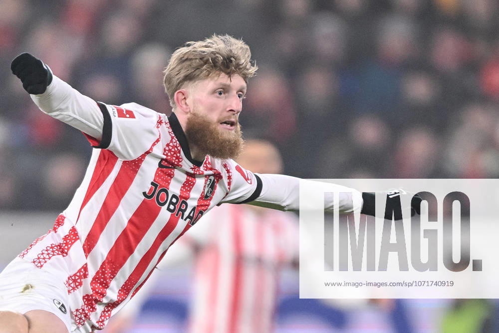 Jan-Niklas Beste (SC Freiburg) Schaut waehrend des spiels der Bundesliga zwischen Club Freiburg und 1. FC Köln, Europa-Park Stadion am 25. January 2026 in Freiburg, Deutschland. (Foto von Harry Langer DeFodi Images) +++ Jan-Niklas Beste (SC Freiburg) Looks on during the Bundesliga match between Sport-Club Freiburg and 1. FC Köln at Europa-Park Stadion on January 25, 2026 in Freiburg, Germany. (Photo by Harry Langer DeFodi Images) DFL regulations prohibit any use of photographs as image sequences and or quasi-video. (Photo by Harry Langer DeFodi Images) DFL regulations prohibit any use of photographs as image sequences and or quasi-video. -