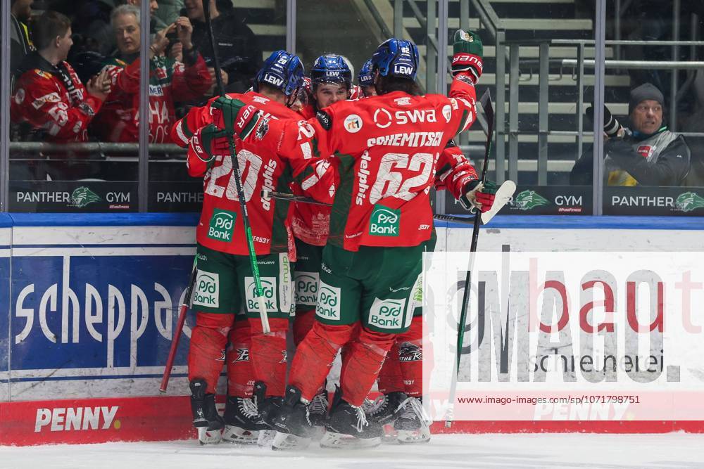 Die Mannschaft freut sich ueber das Tor von Kyle Mayhew 27 (Augsburger Panther) zum 2:1, Augsburger Panther vs. Eisbaeren Berlin, 44. Spieltag, Eishockey, Penny-DEL, 27.01.2026 Augsburg Bayern Deutschland