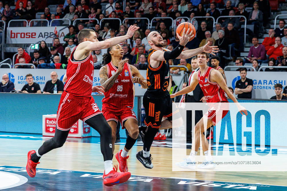 Daniel Keppeler (BMA365 Bamberg Baskets, 31), Austin Crowley (BMA365 Bamberg Baskets, 85), Tommy Kuhse (Rasta Vechta, 12), Richard Balint (BMA365 Bamberg Baskets, 11), BMA365 Bamberg Baskets vs. Rasta Vechta, Basketball, easyCredit BBL, 2. Spieltag, 28.01.2026 BMA365 Bamberg Baskets vs. Rasta Vechta, Basketball, easyCredit BBL, 2. Spieltag, 28.01.2026 Bamberg