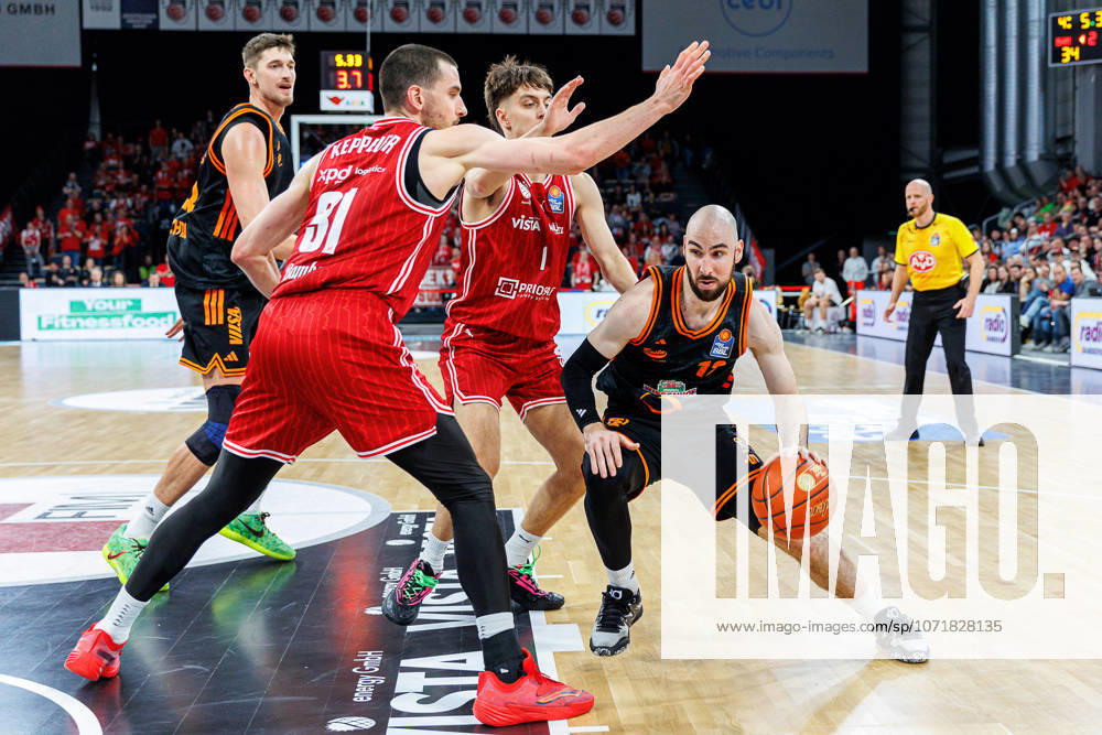 Daniel Keppeler (BMA365 Bamberg Baskets, 31), Zachary Ensminger (BMA365 Bamberg Baskets, 01), Tommy Kuhse (Rasta Vechta, 12), BMA365 Bamberg Baskets vs. Rasta Vechta, Basketball, easyCredit BBL, 2. Spieltag, 28.01.2026 BMA365 Bamberg Baskets vs. Rasta Vechta, Basketball, easyCredit BBL, 2. Spieltag, 28.01.2026 Bamberg