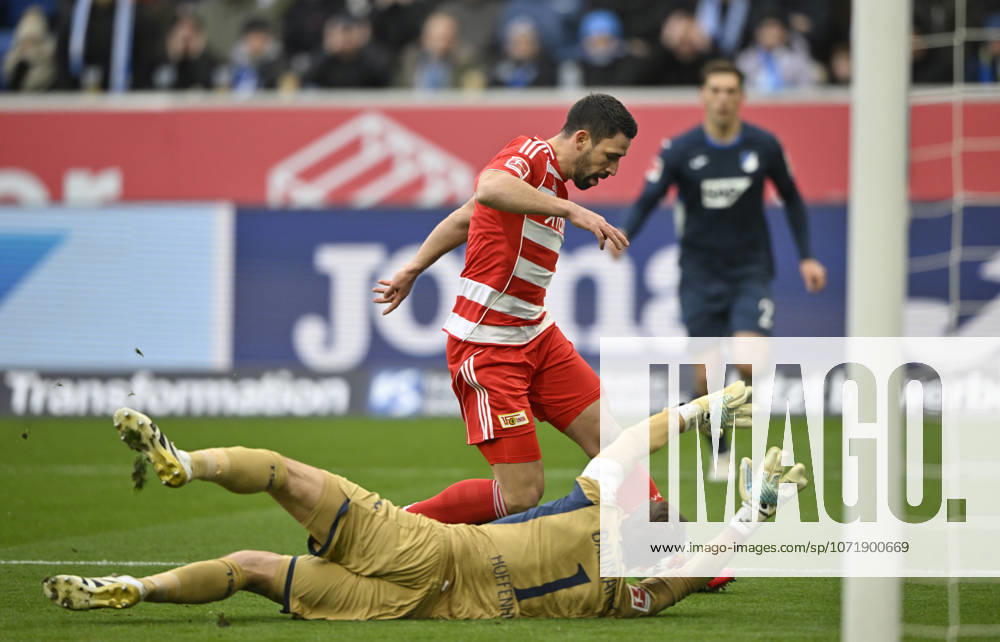 Strafraumszene, Torraumszene Torschuss Aktion Torchance Rani Khedira 1. FC Union Berlin FCU (08) gegen Torwart Oliver Baumann TSG 1899 Hoffenheim (01) TSG 1899 Hoffenheim vs 1. FC Union Berlin FCU 31.01.2026 DFL REGULATIONS PROHIBIT ANY USE OF PHOTOGRAPHS AS IMAGE SEQUENCES AND OR QUASI-VIDEO TSG 1899 Hoffenheim vs 1. FC Union Berlin FCU