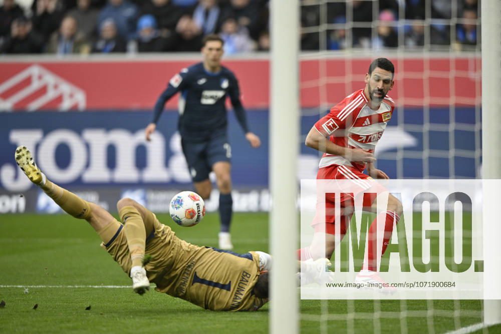 Strafraumszene, Torraumszene Torschuss Aktion Torchance Rani Khedira 1. FC Union Berlin FCU (08) gegen Torwart Oliver Baumann TSG 1899 Hoffenheim (01) TSG 1899 Hoffenheim vs 1. FC Union Berlin FCU 31.01.2026 DFL REGULATIONS PROHIBIT ANY USE OF PHOTOGRAPHS AS IMAGE SEQUENCES AND OR QUASI-VIDEO TSG 1899 Hoffenheim vs 1. FC Union Berlin FCU