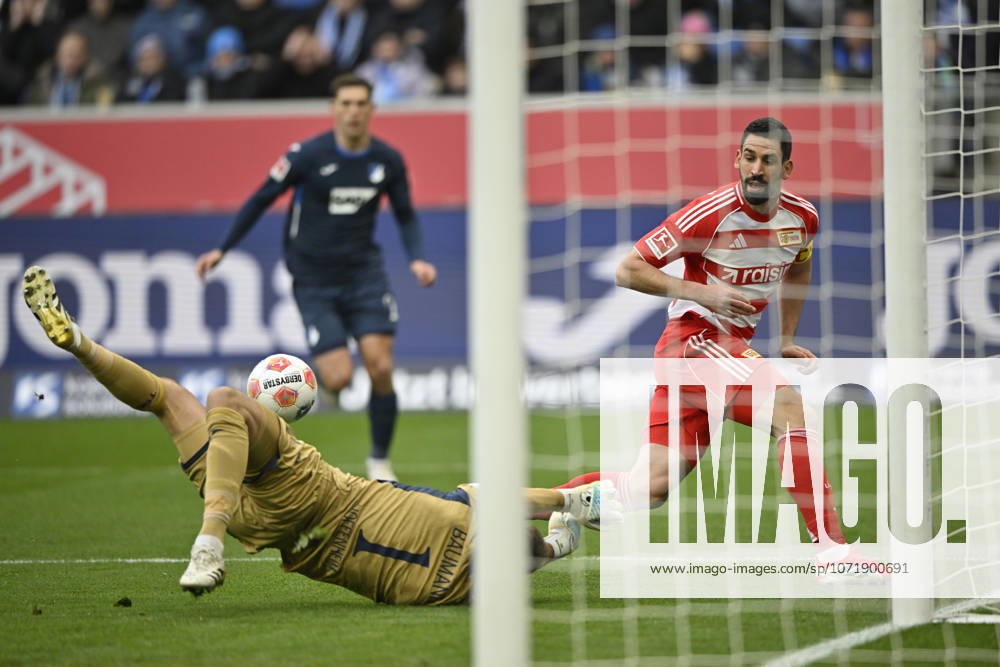 Strafraumszene, Torraumszene Torschuss Aktion Torchance Rani Khedira 1. FC Union Berlin FCU (08) gegen Torwart Oliver Baumann TSG 1899 Hoffenheim (01) TSG 1899 Hoffenheim vs 1. FC Union Berlin FCU 31.01.2026 DFL REGULATIONS PROHIBIT ANY USE OF PHOTOGRAPHS AS IMAGE SEQUENCES AND OR QUASI-VIDEO TSG 1899 Hoffenheim vs 1. FC Union Berlin FCU