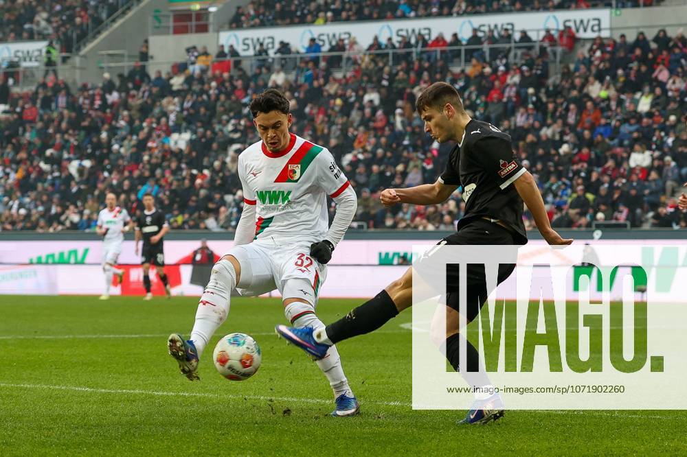 Im Zweikampf, Aktion, mit Fabian Rieder 32 (FC Augsburg), Arkadiusz Pyrka 11 (FC St. Pauli), FC Augsburg vs. FC St. Pauli, Fussball, 1. Bundesliga, 20. Spieltag, 31.01.2026 DFB regulations prohibit any use of photographs as image sequences and or quasi-video Augsburg Bayern Deutschland