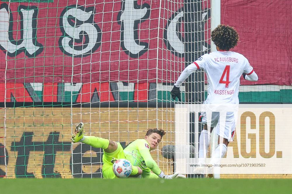 Torwartaktion von Finn Dahmen 1 (FC Augsburg) rettet das Tor, FC Augsburg vs. FC St. Pauli, Fussball, 1. Bundesliga, 20. Spieltag, 31.01.2026 DFB regulations prohibit any use of photographs as image sequences and or quasi-video Augsburg Bayern Deutschland