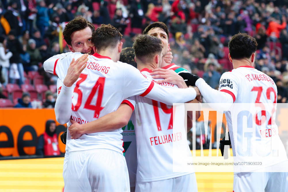 Team (FC Augsburg) Tor zum 1 : 1 beim Spiel zwischen FC Augsburg v FC St.Pauli, Fußball, Herren, Bundesliga, 2025 2026, 20.Spieltag am 31.01.2026 in Augsburg, WWK-Arena. DFL and DFB regulations prohibit any use of photographs as image sequences and or quasi-video. Bayern Deutschland