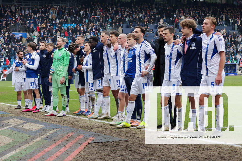 Fussball 2.Bundesliga, VfL Bochum - FC Schalke 04 v.l. Die Mannschaft enttäuscht bei den Fans nach der Niederlage gegen den VfL Bochum. (FC Schalke 04) Bochum