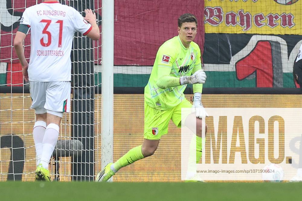 Torwartaktion von Finn Dahmen 1 (FC Augsburg) rettet das Tor, FC Augsburg vs. FC St. Pauli, Fussball, 1. Bundesliga, 20. Spieltag, 31.01.2026 DFB regulations prohibit any use of photographs as image sequences and or quasi-video Augsburg Bayern Deutschland