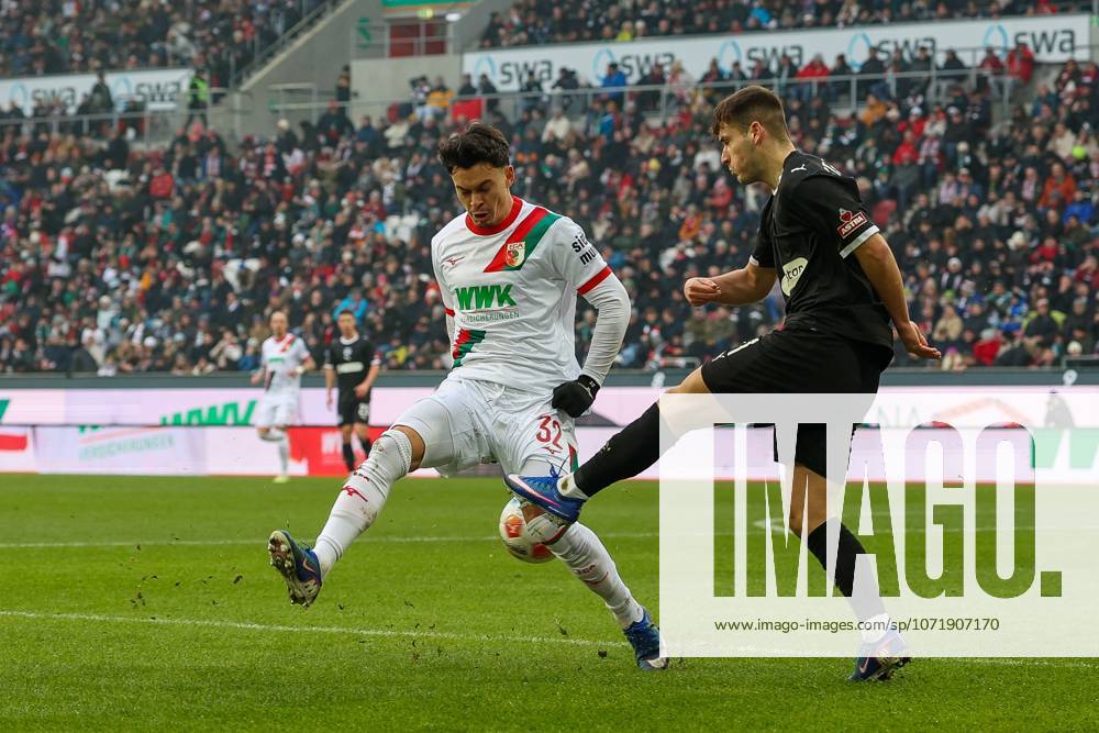 Im Zweikampf, Aktion, mit Fabian Rieder 32 (FC Augsburg), Arkadiusz Pyrka 11 (FC St. Pauli), FC Augsburg vs. FC St. Pauli, Fussball, 1. Bundesliga, 20. Spieltag, 31.01.2026 DFB regulations prohibit any use of photographs as image sequences and or quasi-video Augsburg Bayern Deutschland