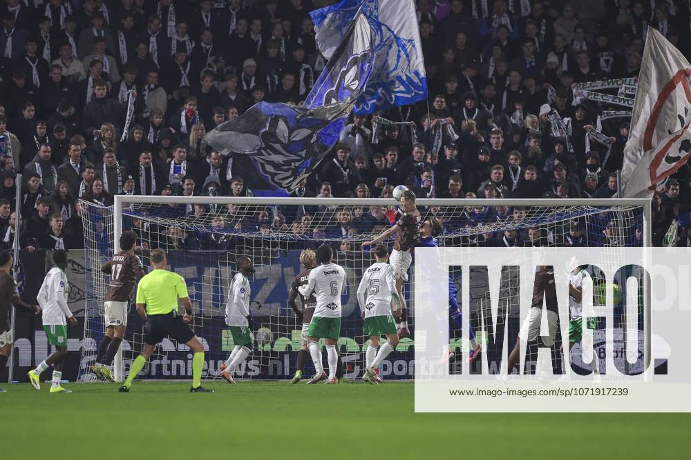 , MAC3PARK Stadion , season 2025 2026 , Dutch Eredivisie Football , match between PEC Zwolle and Telstar , picture shows safe PEC Zwolle goalkeeper Tom de Graaff against Telstar-player Milan Zonneveld PEC - Telstar x201217699x
