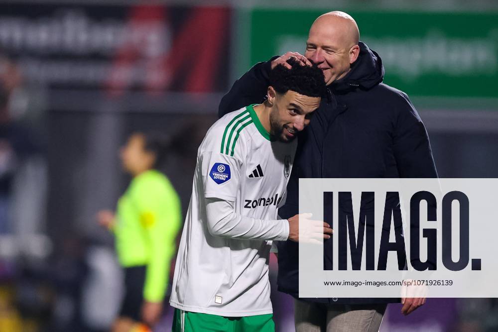 , MAC³PARK Stadion , season 2025 2026 , Dutch Eredivisie Football , match between PEC Zwolle and Telstar , picture shows PEC Zwolle player Younes Namli and PEC Zwolle coach Henry van der Vegt PEC - Telstar x201222174x