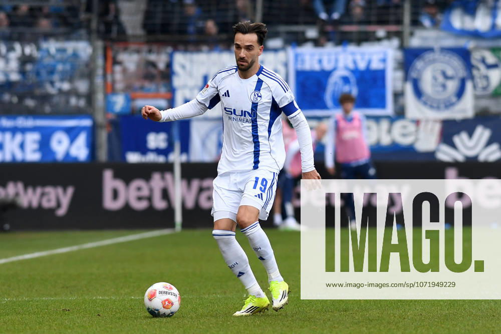 Kenan Karaman (FC Schalke 04) in Aktion, am Ball, Einzelaktion waehrend des Spiels der 2. Bundesliga zwischen VfL Bochum und FC Schalke 04, Vonovia Ruhrstadion am 31. January 2026 in Bochum, Deutschland. (Foto von Ralf Treese DeFodi Images) +++ Kenan Karaman (FC Schalke 04) controls the ball during the 2. Bundesliga match between VfL Bochum and FC Schalke 04 at Vonovia Ruhrstadion on January 31, 2026 in Bochum, Germany. (Photo by Ralf Treese DeFodi Images) (Photo by Ralf Treese DeFodi Images) -