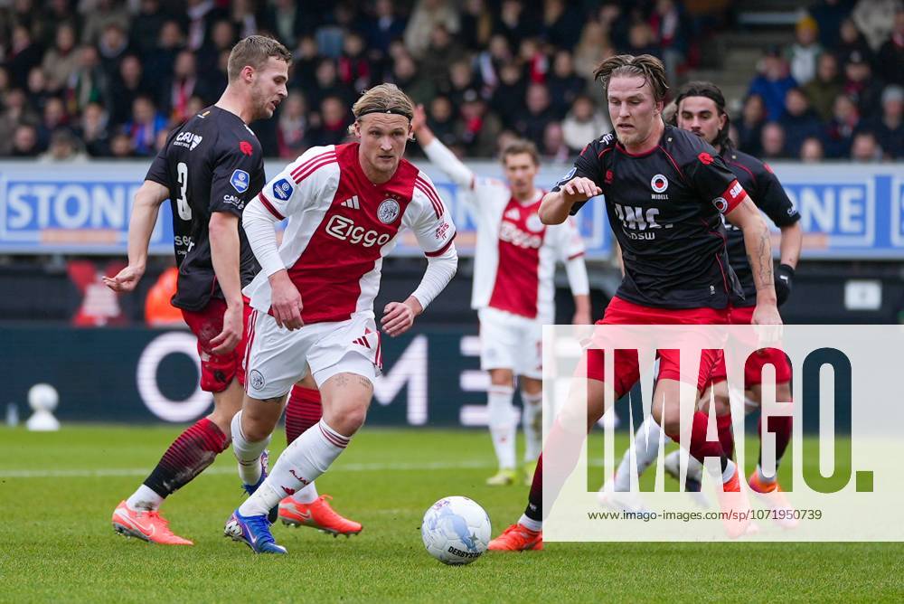 , Stadium Woudestein , season 2025 2026 , Dutch Eredivisie football , match between Excelsior Rotterdam and Ajax , picture shows Ajax player Kasper Dolberg, Excelsior Rotterdam player Casper Widell Excelsior - Ajax x201237216x