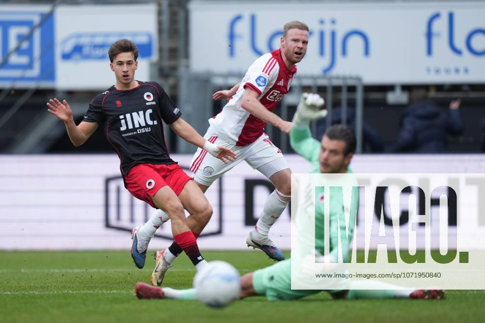 , Stadium Woudestein , season 2025 2026 , Dutch Eredivisie football , match between Excelsior Rotterdam and Ajax , picture shows Ajax player Davy Klaassen, Excelsior Rotterdam goalkeeper Stijn van Gassel Excelsior - Ajax x201237262x
