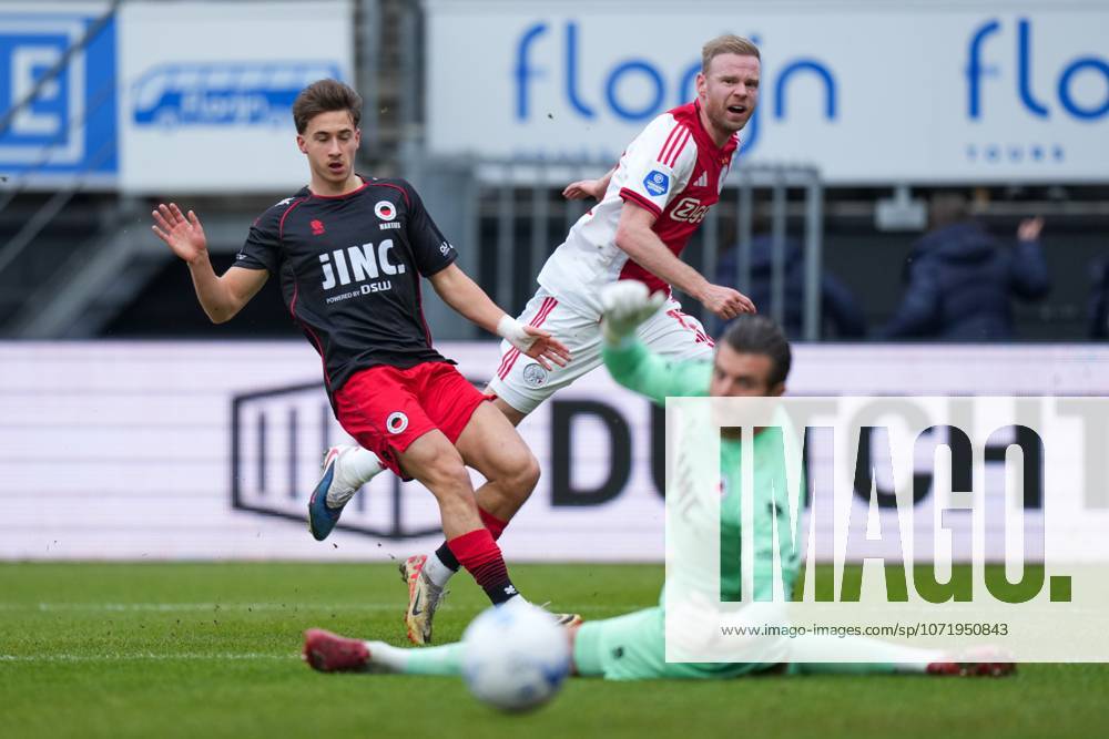 , Stadium Woudestein , season 2025 2026 , Dutch Eredivisie football , match between Excelsior Rotterdam and Ajax , picture shows Ajax player Davy Klaassen, Excelsior Rotterdam goalkeeper Stijn van Gassel Excelsior - Ajax x201237263x