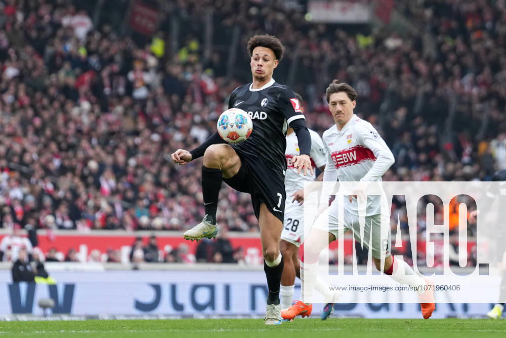 Derry Scherhant (SC Freiburg, 07) im Zweikampf mit Angelo Stiller (VfB Stuttgart, 06) , Deutschland, Fussball, 1. Bundesliga, 20.Spieltag, 2025 2026, VfB Stuttgart vs. SC Freiburg, 01.02.2026, MHP Arena, Stuttgart, Deutschland DFL REGULATIONS PROHIBIT ANY USE OF PHOTOGRAPHS AS IMAGE SEQUENCES AND OR QUASI-VIDEO. Stuttgart MHP Arena Baden-Württemberg Deutschland