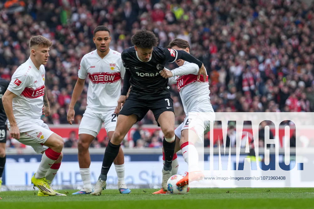 Derry Scherhant (SC Freiburg, 07) im Zweikampf mit Angelo Stiller (VfB Stuttgart, 06) , Deutschland, Fussball, 1. Bundesliga, 20.Spieltag, 2025 2026, VfB Stuttgart vs. SC Freiburg, 01.02.2026, MHP Arena, Stuttgart, Deutschland DFL REGULATIONS PROHIBIT ANY USE OF PHOTOGRAPHS AS IMAGE SEQUENCES AND OR QUASI-VIDEO. Stuttgart MHP Arena Baden-Württemberg Deutschland