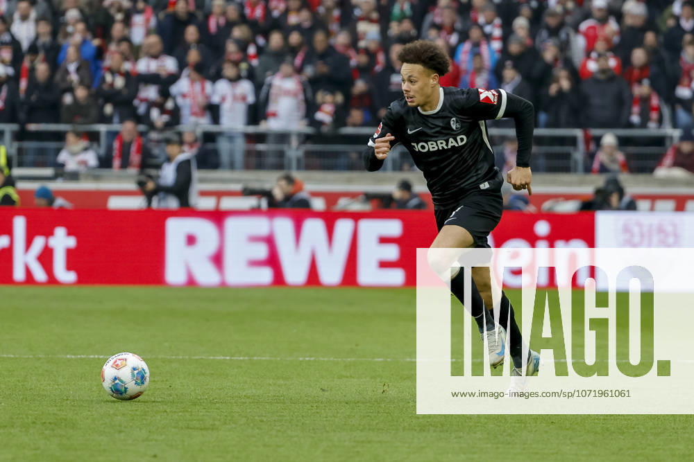 Derry Scherhant (SC Freiburg, 07) am Ball , Deutschland, Fussball, 1. Bundesliga, 20.Spieltag, 2025 2026, VfB Stuttgart vs. SC Freiburg, 01.02.2026, Stuttgart MHP Arena Deutschland