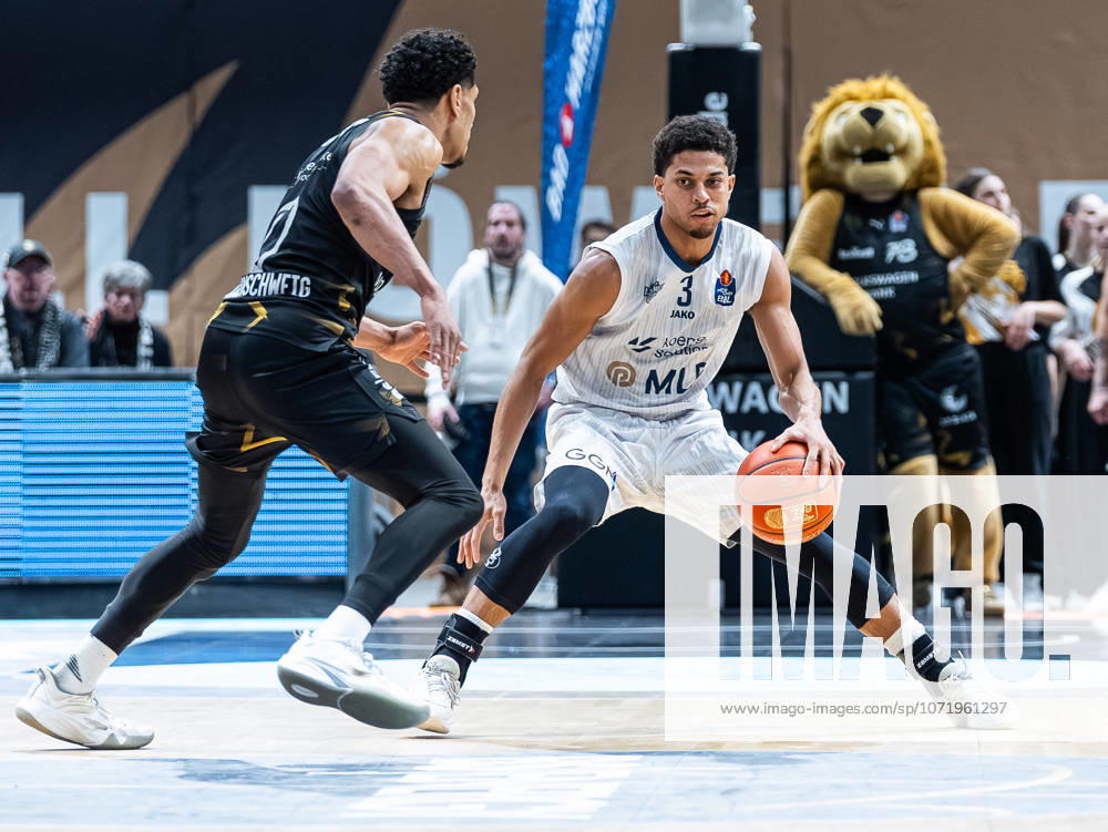 Kevin McClain (MLP Academics Heidelberg, 03) im Zweikampf gegen Adrian Worthy (Basketball Loewen Braunschweig, 00) Basketball Loewen Braunschweig vs. MLP Academics Heidelberg, Basketball, easyCredit Basketball Bundesliga, 18. Spieltag, Saison 2025 2026, 01.02.2026 Basketball Loewen Braunschweig vs. MLP Academics Heidelberg, Basketball, easyCredit Basketball Bundesliga, 18. Spieltag, Saison 2025 2026, 01.02.2026 Braunschweig