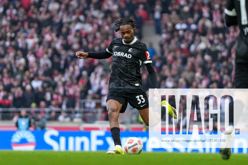 Jordy Makengo (SC Freiburg, 33) am Ball , Deutschland, Fussball, 1. Bundesliga, 20.Spieltag, 2025 2026, VfB Stuttgart vs. SC Freiburg, 01.02.2026, MHP Arena, Stuttgart, Deutschland DFL REGULATIONS PROHIBIT ANY USE OF PHOTOGRAPHS AS IMAGE SEQUENCES AND OR QUASI-VIDEO. Stuttgart MHP Arena Baden-Württemberg Deutschland