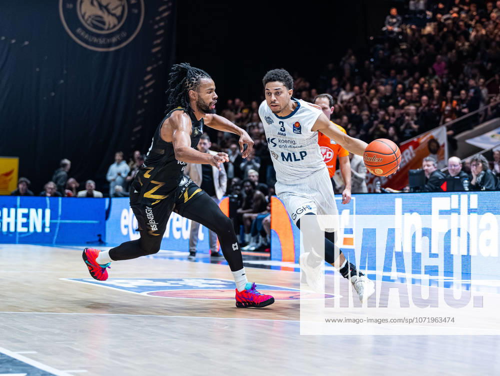 Kevin McClain (MLP Academics Heidelberg, 03) im Zweikampf gegen Chip Flanigan (Basketball Loewen Braunschweig, 30) Basketball Loewen Braunschweig vs. MLP Academics Heidelberg, Basketball, easyCredit Basketball Bundesliga, 18. Spieltag, Saison 2025 2026, 01.02.2026 Basketball Loewen Braunschweig vs. MLP Academics Heidelberg, Basketball, easyCredit Basketball Bundesliga, 18. Spieltag, Saison 2025 2026, 01.02.2026 Braunschweig