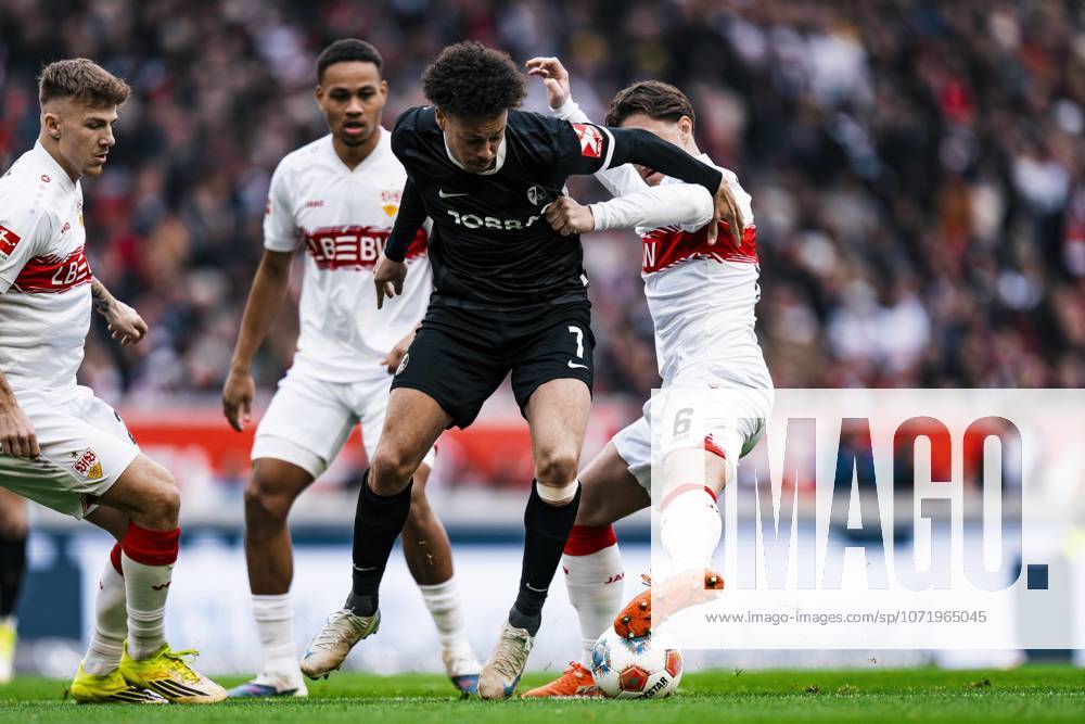 Derry Scherhant (7; SC Freiburg) im Zweikampf mit Nikolas Nartey (28; VfB Stuttgart) und Finn Jeltsch (29; VfB Stuttgart) um den Ball Zweikampf um den Ball