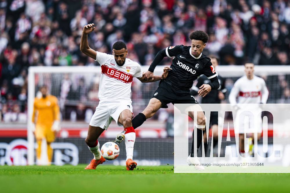 Derry Scherhant (7; SC Freiburg) im Zweikampf mit Josha Vagnoman (4; VfB Stuttgart) um den Ball Zweikampf um den Ball