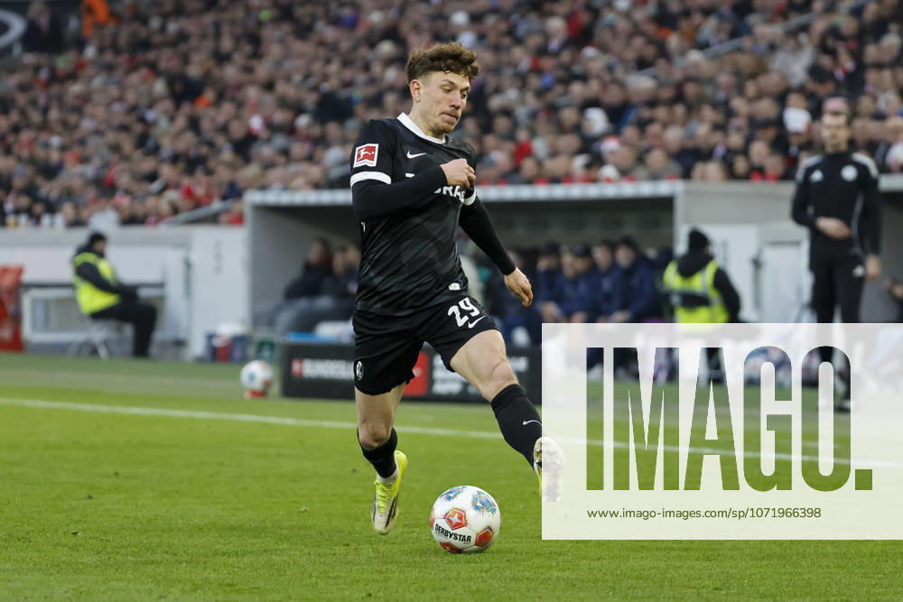 Philipp Treu (SC Freiburg, 29) am Ball , Deutschland, Fussball, 1. Bundesliga, 20.Spieltag, 2025 2026, VfB Stuttgart vs. SC Freiburg, 01.02.2026, Stuttgart MHP Arena Deutschland