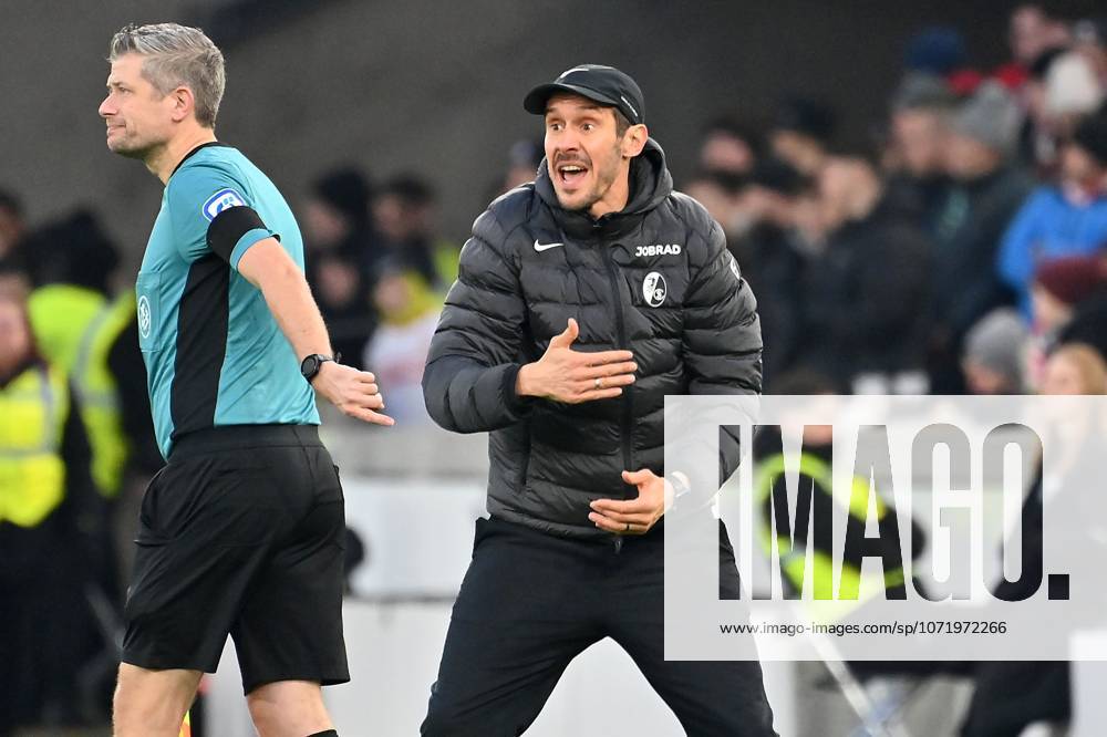 Trainer Julian SCHUSTER (SC Freiburg), Gestik,gibt Anweisungen, Einzelbild,angeschnittenes Einzelmotiv,Halbfigur,halbe Figur. Fussball 1. Bundesliga Saison 2025 2026, 20.Spieltag, Spieltag20 VfB Stuttgart - SC Freiburg 1-0 am 01.02.2026 MHP ARENA.
