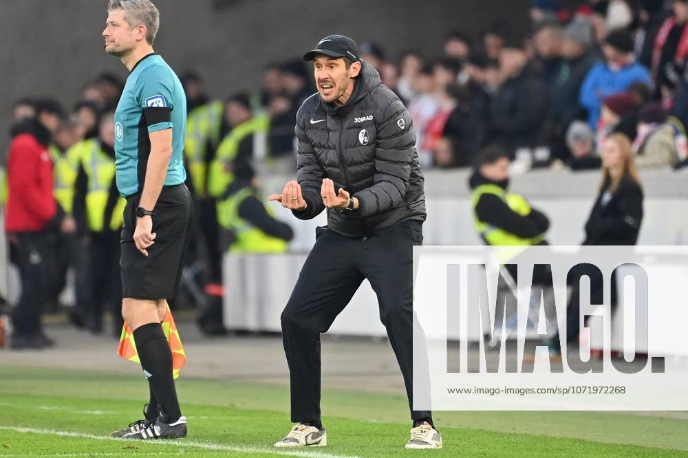 Trainer Julian SCHUSTER (SC Freiburg), Gestik,gibt Anweisungen, Einzelbild,Freisteller,Ganzkoerperaufnahme,ganze Figur. Fussball 1. Bundesliga Saison 2025 2026, 20.Spieltag, Spieltag20 VfB Stuttgart - SC Freiburg 1-0 am 01.02.2026 MHP ARENA.